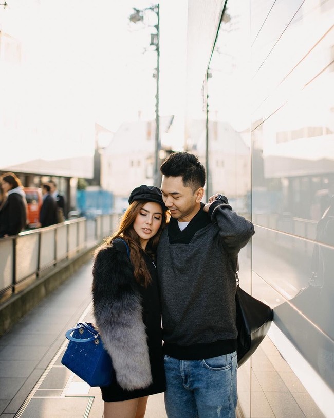 Pada kesempatan berbeda, Sally membawa tas Lady Dior berwarna biru saat liburan. Foto: Instagram