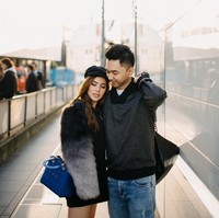 Pada kesempatan berbeda, Sally membawa tas Lady Dior berwarna biru saat liburan. Foto: Instagram