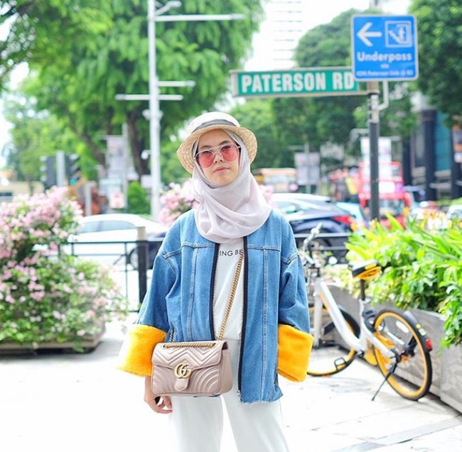 Selalu nyentrik, kali ini Iymel memakai jaket jeans dengan detail bulu warna kuning terang di bagian pergelangan tangannya. Foto: Instagram