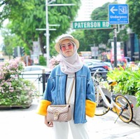 Selalu nyentrik, kali ini Iymel memakai jaket jeans dengan detail bulu warna kuning terang di bagian pergelangan tangannya. Foto: Instagram