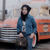 Memiliki tubuh mungil, Nisa Cookie menyiasati penampilannya dengan jaket jeans berbentuk crop agar terlihat lebih jenjang. Foto: Instagram