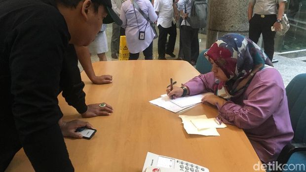  Posko pengaduan di gedung BEI pasca ambruknya selasar di Tower II, Senin (15/1/2018)