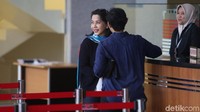 Untuk diketahui, Emirsyah dan Soetikno merupakan tersangka dugaan suap pengadaan pesawat dan mesin pesawat dari Airbus SAS dan Rolls-Royce pada PT Garuda Indonesia (Persero) Tbk. Emirsyah diduga menerima suap dari beneficial owner Connaught International Pte Ltd Soetikno Soedarjo, yang juga tersangka dalam kasus ini, sejumlah 1,2 juta euro dan USD 180 ribu.