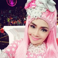 Penyanyi Iyeth Bustami tampil serba pink dengan hijab dipadukan helaian benang yang disebut netizen mirip kemoceng. Foto: Instagram