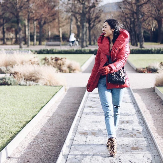 Anggota Girl Squad yang tinggal di Bali, Jennifer Bachdim, stylish membawa tas Lady Dior berwarna hitam. Foto: Instagram