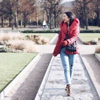 Anggota Girl Squad yang tinggal di Bali, Jennifer Bachdim, stylish membawa tas Lady Dior berwarna hitam. Foto: Instagram