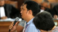 Polisi yang melakukan penangkapan memberikan keterangan.