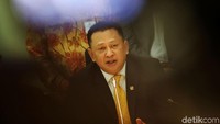 Novanto lagi-lagi mundur dari posisi Ketua DPR karena jadi tersangka di kasus dugaan korupsi e-KTP. Setelah pengunduran diri Novanto diterima DPR, jabatan Ketua DPR sempat kosong. Akhirnya, Bambang Soesatyo diumumkan jadi Ketua DPR pengganti Novanto (Foto: Grandyos Zafna)