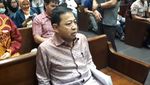 Foto: Ekspresi Novanto Tunggu Sidang Sambil Pegang Map Putih