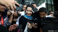 Terlihat syal berwarna biru cerah melingkar di lehernya. Selain itu, kacamata hitam dengan bingkai cukup besar tampak menutupi matanya. Dalam jadwal pemeriksaan KPK, identitas Istiningdiah tertulis sebagai ibu rumah tangga. Namun, berdasarkan penelusuran, Istiningdiah rupanya lebih dikenal dengan nama Iis Sugianto, penyanyi pop era 80-an.