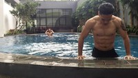 Waktu pagi harinya dimanfaatkan untuk berenang. Foto: Instagram @randpunk