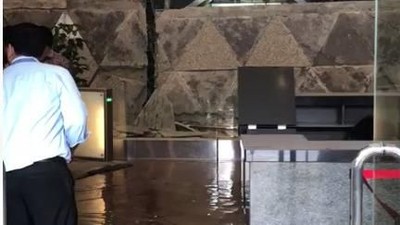 Penampakan Air Menggenang di Lokasi Selasar Tower II BEI Ambruk