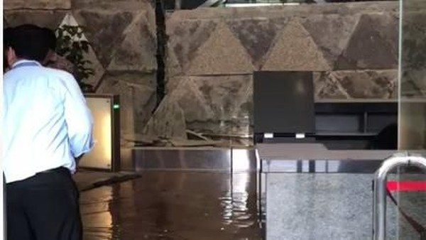 Penampakan Air Menggenang di Lokasi Selasar Tower II BEI Ambruk