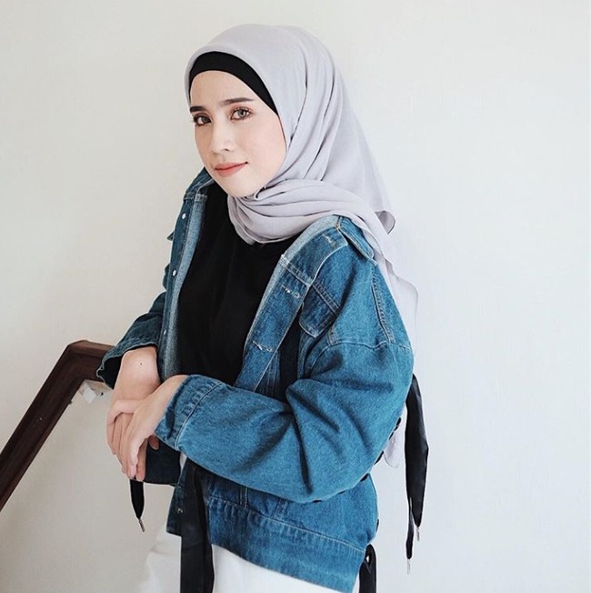 Rizky Amelia memilih jaket jeans dengan tambahan detail tali temali berwarna hitam di bagian belakang. Foto: Instagram