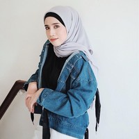 Rizky Amelia memilih jaket jeans dengan tambahan detail tali temali berwarna hitam di bagian belakang. Foto: Instagram