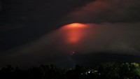 Seperti dilansir AFP dan Reuters, Senin (15/1/2018), warna merah menyala mulai tampak di bagian kawah Gunung Mayon yang ada di Provinsi Albay. Gempa vulkanis dan longsor bebatuan mulai melanda bagian puncak Gunung Mayon dalam 24 jam terakhir.  (Foto: Romulo Quinto Ceneta/via REUTERS)