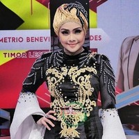 Hijab unik Iyeth dipadukan dengan busana yang tak kalah cetar. Foto: Instagram