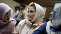 Deisti Astriani Tagor selalu hadir dalam persidangan yang dijalani suaminya.
