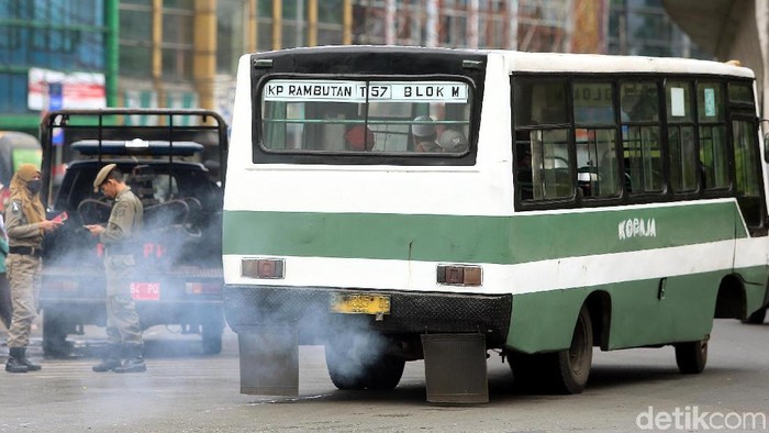 Salah satu sumber pencemaran udara adalah asap kendaraan bermotor (Foto: Rengga Sancaya) Salah satu sumber pencemaran udara adalah asap kendaraan bermotor (Foto: Rengga Sancaya)