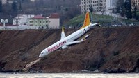 Pesawat Pegasus Airlines yang membawa 168 orang--162 penumpang, 2 pilot, dan 4 pramugari--tergelincir dari landasan pacu ke sebuah tebing tepi laut di Bandara Trabzon di utara Turki (Foto: DOGAN NEWS AGENCY/AFP)