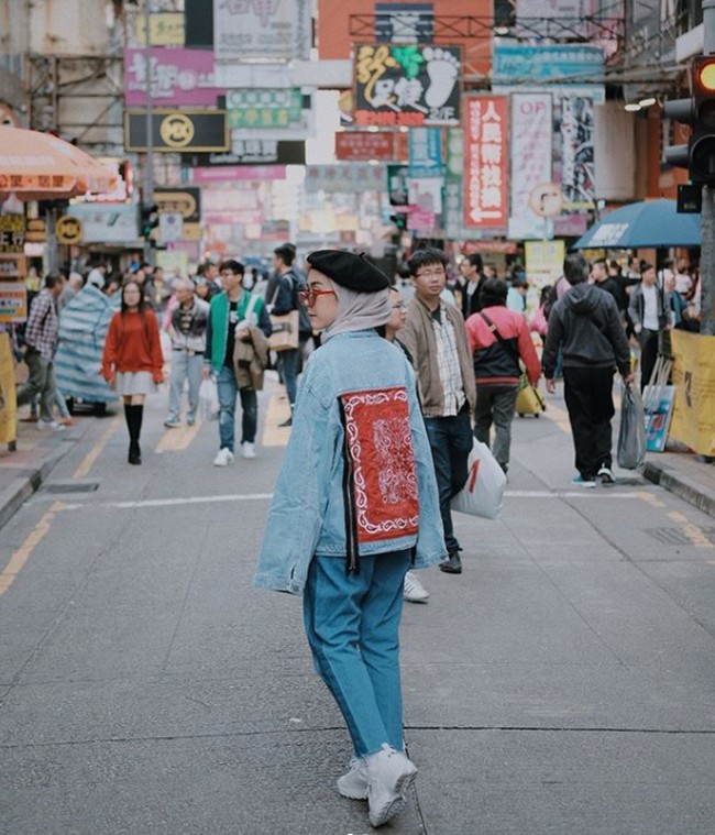 Intan Khasanah yang dikenal lewat akun @strngrrrr tampil berbeda dengan tambahan motif dan zipper di bagian belakang jaketnya. Foto: Instagram