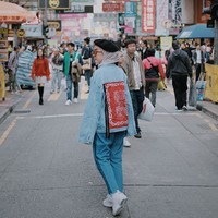 Intan Khasanah yang dikenal lewat akun @strngrrrr tampil berbeda dengan tambahan motif dan zipper di bagian belakang jaketnya. Foto: Instagram