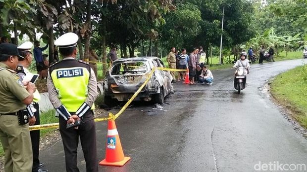 Mobil Milik Bidan Terbakar di Blora