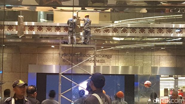  Petugas mengecek selasar di IDX BEI, Senin (15/1/2018) malam
