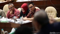 Mereka membahas putusan MK terkait verifikasi faktual partai politik.