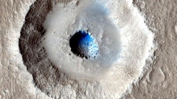 Tak terlindungi oleh apapun, angin Matahari perlahan-lahan melenyapkan atmosfer Mars, membunuh apapun kehidupan yang mungkin pernah ada di permukaannya. Foto: NASA