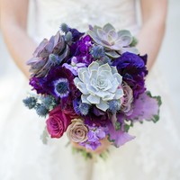 Untuk buket pengantin, tampilan monokrom bisa jadi pilihan. Jika menurut Anda, padukan dengan bunga berwarna senada. (Foto: Dok. The Knot)