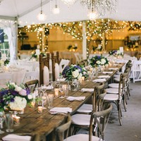 Ini inspirasi untuk dekorasi meja makan resepsi. Ultraviolet terasa cocok untuk resepsi pernikahan bertema rustic atau pedesaan. (Foto: Dok. The Knot)