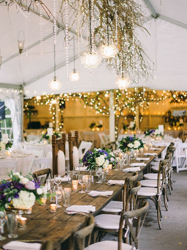 Ini inspirasi untuk dekorasi meja makan resepsi. Ultraviolet terasa cocok untuk resepsi pernikahan bertema rustic atau pedesaan. (Foto: Dok. The Knot)