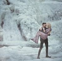 Dilansir People, beberapa minggu lalu Daye dan Morris meminta teman mereka yang juga seorang fotografer, Kellie Elmore untuk mengambil foto prewedding mereka di Bald River Falls. Sebuah tempat yang pernah mereka kunjungi sebelumnya. Foto: Facebook