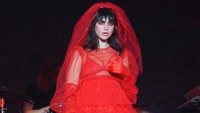 Dua Lipa tampil tak seperti biasanya. Kali ini, ia menghibur para penggemarnya dengan tampilan yang menyeramkan.  Foto: John Phillips/Getty Images