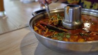 Menikmati tom yum seafood di restoran milik rekannya, Chicco Jerikho. Kuahnya kental dan pasti rasanya gurih segar. Sluurp! Foto: Instagram @riodewanto