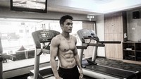 Ini sosok Randy Pangalila yang sekarang kecanduan olahraga, lihat saja perut sixpack yang membuktikan hasil rutinitas olahraganya. Foto: Instagram @randpunk