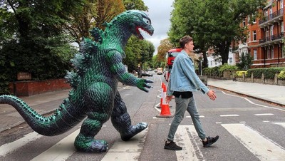 Penampakan Godzilla Traveling Keliling Dunia