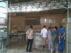 Garis Polisi Dipasang di Pintu Masuk Tower II BEI Lokasi Selasar Ambruk