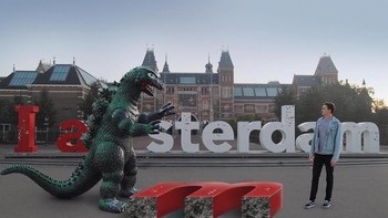 Untuk melihat aksi Kieran Knightley dan sang Godzilla bisa mengakses akun instragramnya di @ryangodilling. Foto: Ryangodzilling