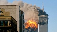 Ambruknya gedung World Trade Center pada 11 September 2001 mungkin menjadi yang paling banyak sorotan dunia. Gedung Kembar tersebut ambruk setelah ditabrak pesawat yang dibajak teroris. Istimewa/The Vintage News.