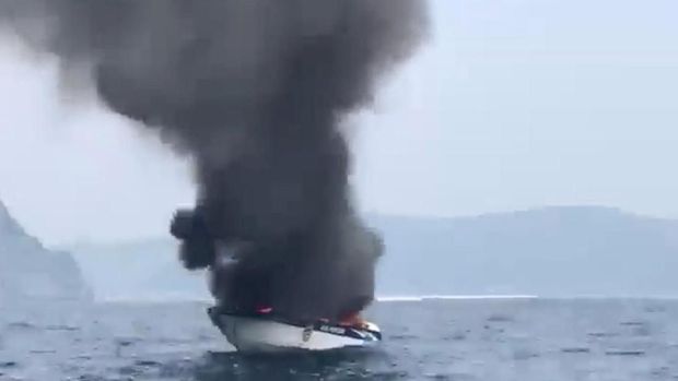 Asap membubung dari kapal cepat yang meledak di Thailand
