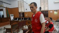 Para terdakwa menjalani persidangan dengan memakai rompi tahanan Kejaksaan Negeri.