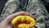 Bakpao Telor Asin jadi salah satu makanan kesukaan Rio Dewanto. Terlihat melted saus telur asinnya. Foto: Instagram @riodewanto