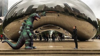 Tentu ini bukan Godzilla betulan. Sang pembuat foto unik ini adalah Kieran Knightley. Foto: Ryangodzilling