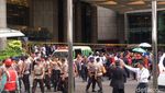 Foto: Suasana di BEI Pasca Selasar Atap Tower II Ambruk