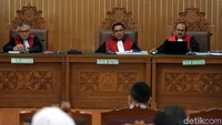 Hakim menanyakan sejumlah hal kepada saksi.