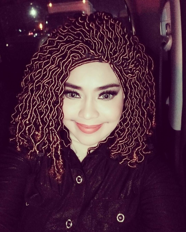 Hijab yang dikenakan Iyeth Bustami mirip wig berbentuk rambut keriting. Foto: Instagram