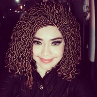 Hijab yang dikenakan Iyeth Bustami mirip wig berbentuk rambut keriting. Foto: Instagram