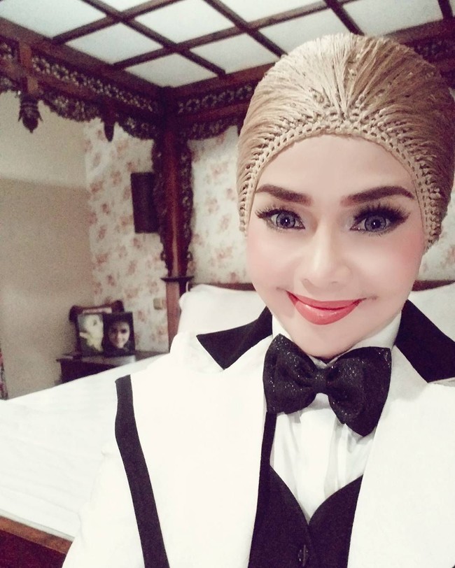 Hijab dengan serat benang menyerupai rambut dipakai Iyeth Bustami sebagai turban. Foto: Instagram